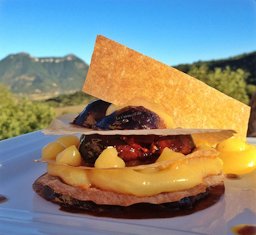 Tarte fine figues de Provence et crème de citrons. Solliès, France.